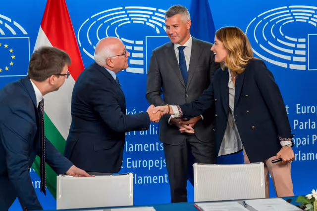 Fotografi 2: LEX signing ceremony in presence of Roberta METSOLA, EP President and János BOKA, Hungarian Minister for European Affairs, on behalf of the Hungarian Presidency