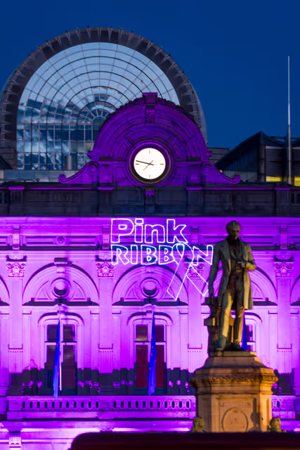 Zdjęcie 5: European Parliament in Brussels lit in pink to mark the Breast Cancer Awareness Month