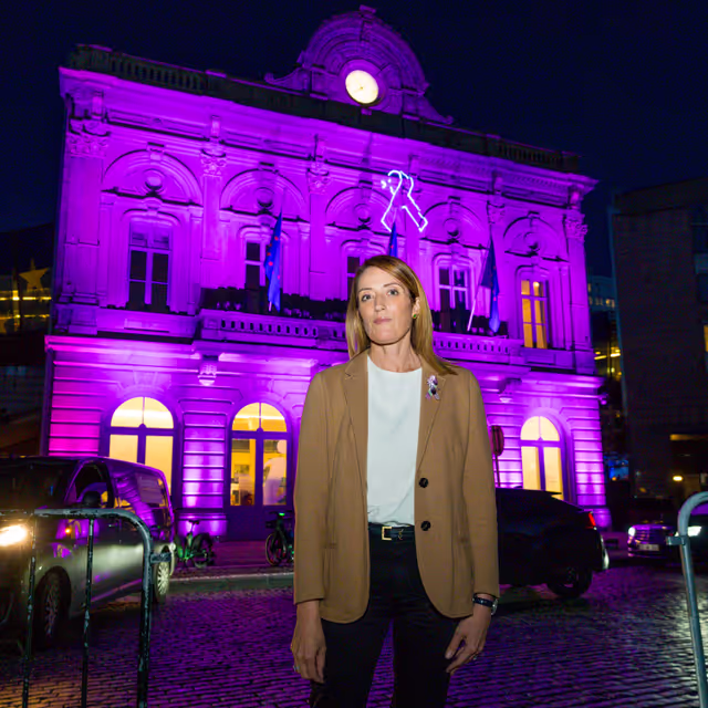 Zdjęcie 1: European Parliament in Brussels lit in pink to mark the Breast Cancer Awareness Month