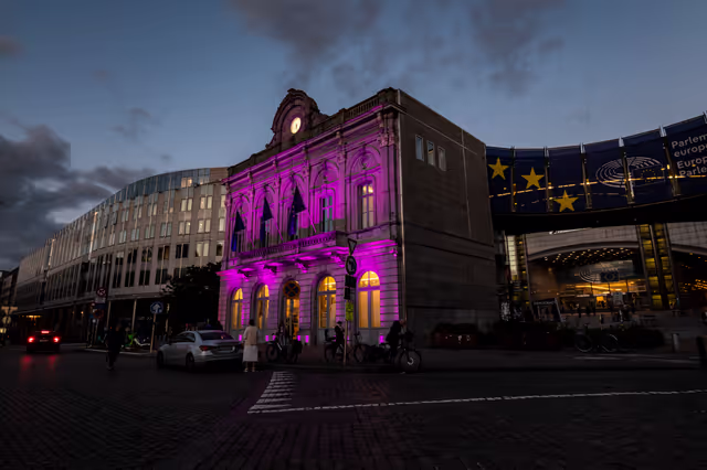 Zdjęcie 16: European Parliament in Brussels lit in pink to mark the Breast Cancer Awareness Month