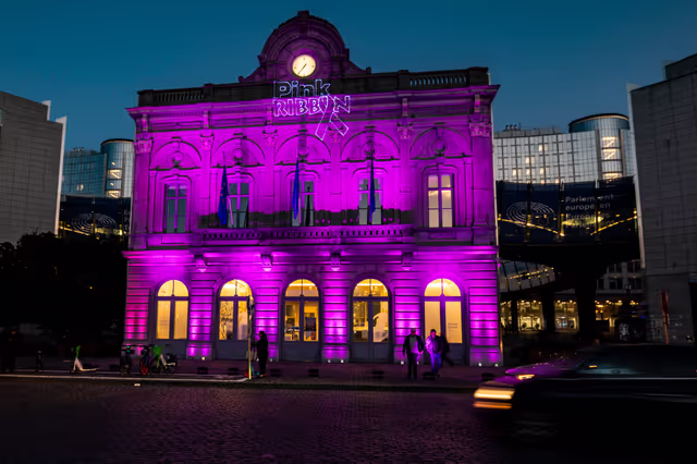 Zdjęcie 15: European Parliament in Brussels lit in pink to mark the Breast Cancer Awareness Month