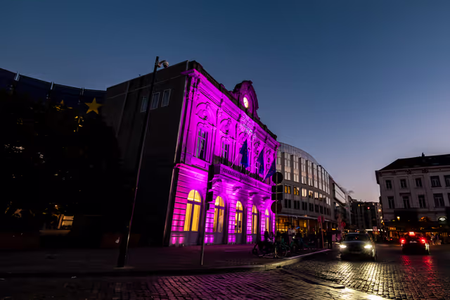 Zdjęcie 13: European Parliament in Brussels lit in pink to mark the Breast Cancer Awareness Month