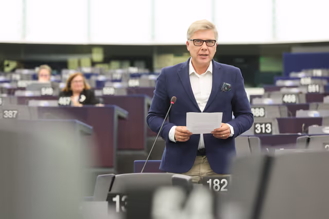 Foto 12: EP Plenary session -  Ensuring sustainable, decent and affordable housing in Europe - encouraging investment, private property and public housing programmes