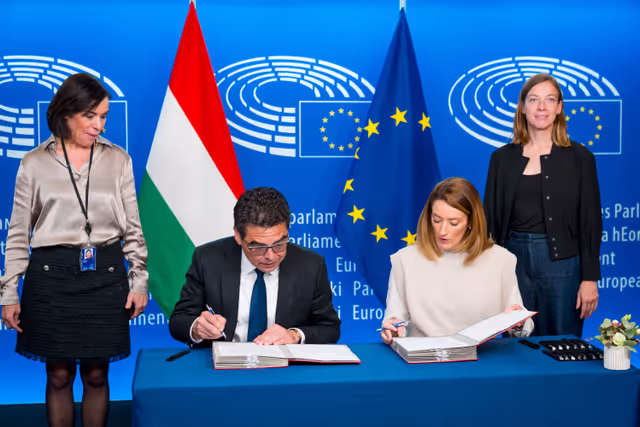 Photo 18: LEX signing ceremony in presence of Roberta METSOLA, EP President and Mr Barna Pál ZSIGMOND, State Secretary for Parliamentary Affairs, Ministry of European Union Affairs, on behalf of the Hungarian Presidency