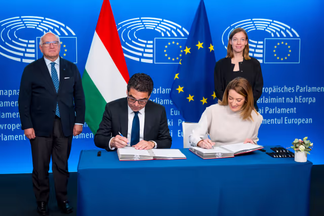 Photo 15: LEX signing ceremony in presence of Roberta METSOLA, EP President and Mr Barna Pál ZSIGMOND, State Secretary for Parliamentary Affairs, Ministry of European Union Affairs, on behalf of the Hungarian Presidency