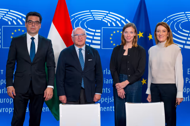 Photo 14: LEX signing ceremony in presence of Roberta METSOLA, EP President and Mr Barna Pál ZSIGMOND, State Secretary for Parliamentary Affairs, Ministry of European Union Affairs, on behalf of the Hungarian Presidency