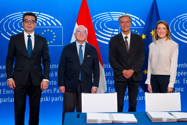 Photo 12: LEX signing ceremony in presence of Roberta METSOLA, EP President and Mr Barna Pál ZSIGMOND, State Secretary for Parliamentary Affairs, Ministry of European Union Affairs, on behalf of the Hungarian Presidency