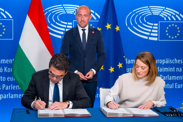 Photo 10: LEX signing ceremony in presence of Roberta METSOLA, EP President and Mr Barna Pál ZSIGMOND, State Secretary for Parliamentary Affairs, Ministry of European Union Affairs, on behalf of the Hungarian Presidency