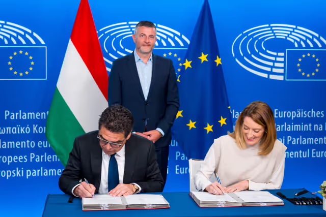 Photo 8: LEX signing ceremony in presence of Roberta METSOLA, EP President and Mr Barna Pál ZSIGMOND, State Secretary for Parliamentary Affairs, Ministry of European Union Affairs, on behalf of the Hungarian Presidency