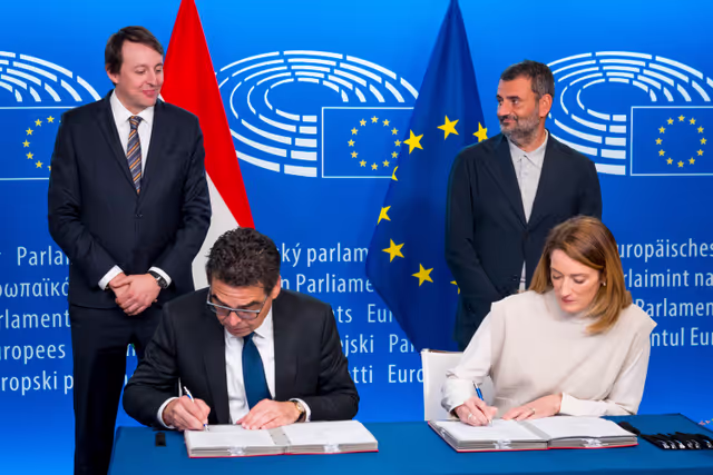 Photo 5: LEX signing ceremony in presence of Roberta METSOLA, EP President and Mr Barna Pál ZSIGMOND, State Secretary for Parliamentary Affairs, Ministry of European Union Affairs, on behalf of the Hungarian Presidency