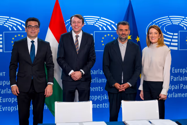 Photo 4: LEX signing ceremony in presence of Roberta METSOLA, EP President and Mr Barna Pál ZSIGMOND, State Secretary for Parliamentary Affairs, Ministry of European Union Affairs, on behalf of the Hungarian Presidency