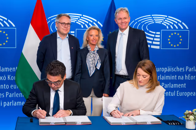 Photo 2: LEX signing ceremony in presence of Roberta METSOLA, EP President and Mr Barna Pál ZSIGMOND, State Secretary for Parliamentary Affairs, Ministry of European Union Affairs, on behalf of the Hungarian Presidency