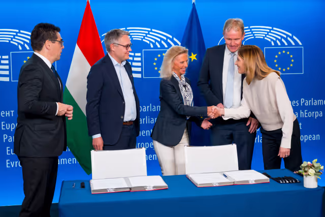 Photo 1: LEX signing ceremony in presence of Roberta METSOLA, EP President and Mr Barna Pál ZSIGMOND, State Secretary for Parliamentary Affairs, Ministry of European Union Affairs, on behalf of the Hungarian Presidency