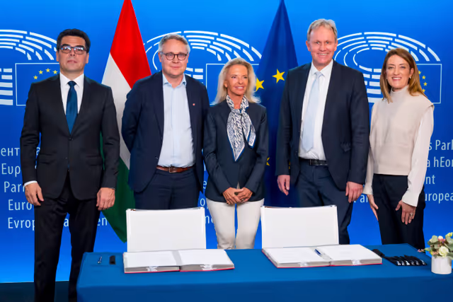 Photo 3: LEX signing ceremony in presence of Roberta METSOLA, EP President and Mr Barna Pál ZSIGMOND, State Secretary for Parliamentary Affairs, Ministry of European Union Affairs, on behalf of the Hungarian Presidency