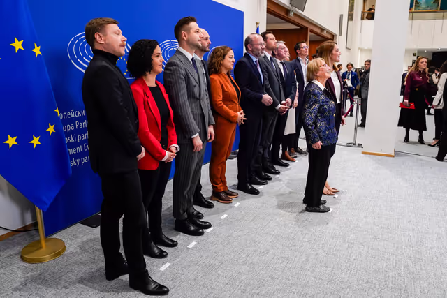 Photo 4: Holocaust Remembrance Day - Group photo with the leaders of political groups