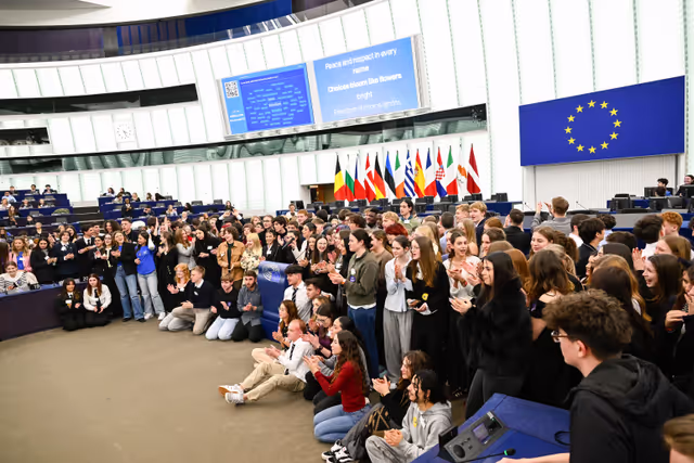 Photo 1: Euroscola