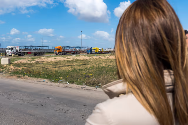 Photo 4: Official visit by Roberta METSOLA, EP President to Israel and occupied Palestinian territories - Crossing into Gaza and Visit to the Border-Crossing Point & to Humanitarian Operations at Kerem Shalom Border