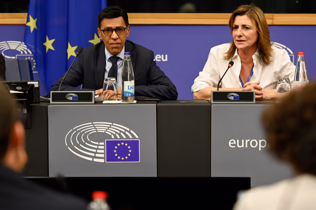 Foto 11: Vice-President Younous OMARJEE meets with journalists