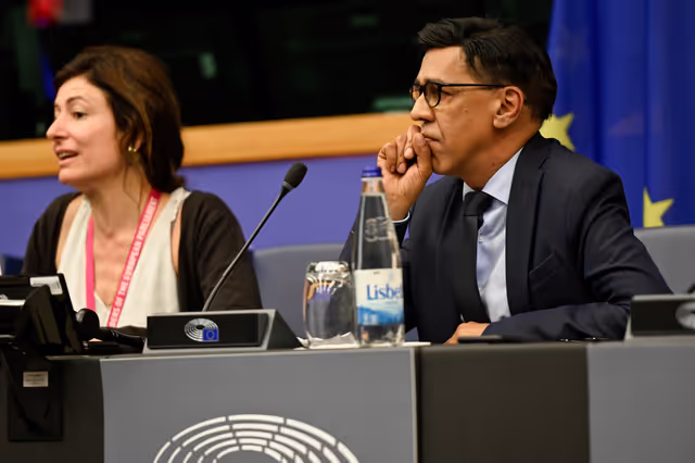 Foto 10: Vice-President Younous OMARJEE meets with journalists