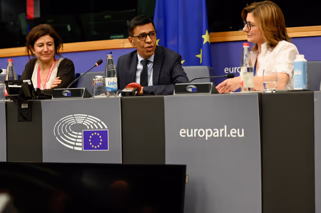 Foto 8: Vice-President Younous OMARJEE meets with journalists