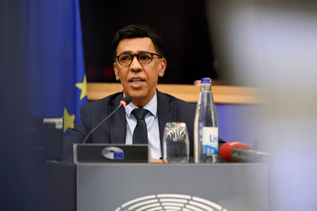 Foto 6: Vice-President Younous OMARJEE meets with journalists