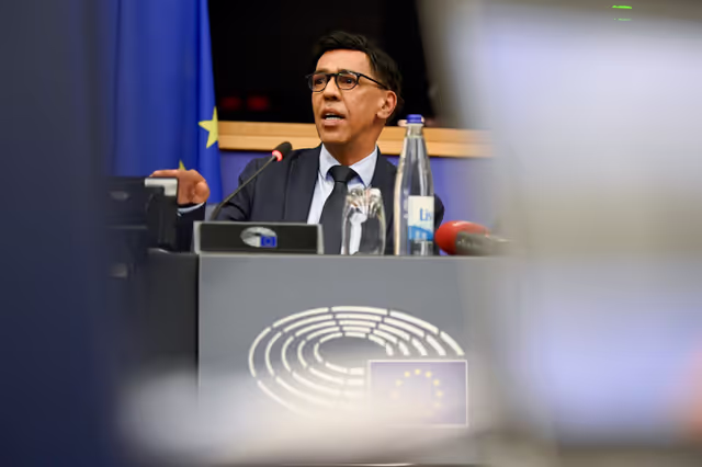 Foto 7: Vice-President Younous OMARJEE meets with journalists