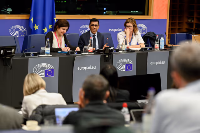 Foto 3: Vice-President Younous OMARJEE meets with journalists