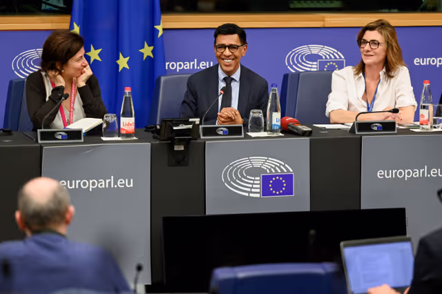 Foto 2: Vice-President Younous OMARJEE meets with journalists