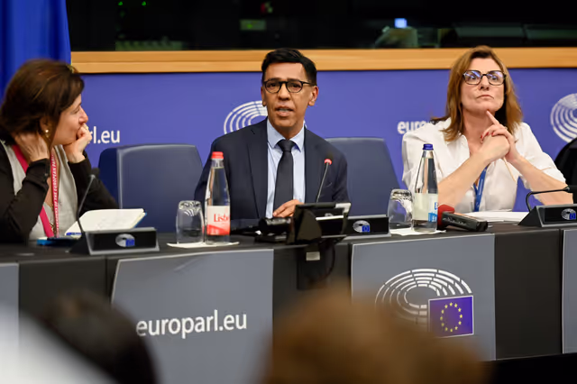 Foto 1: Vice-President Younous OMARJEE meets with journalists