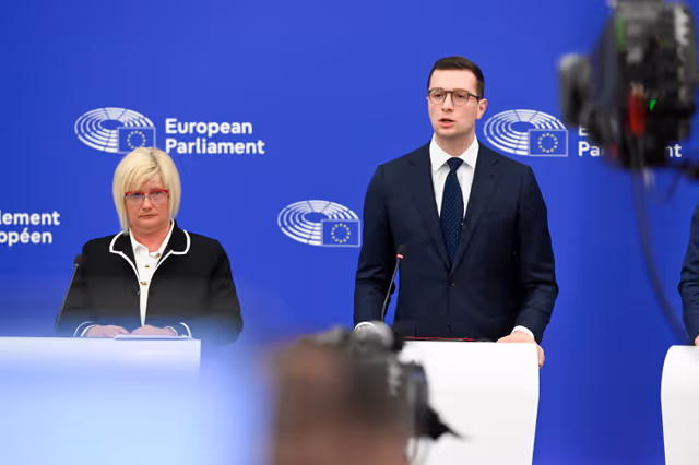 Fotografi 3: Press briefing Patriots for Europe