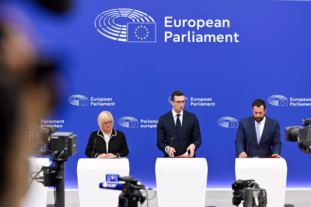 Fotografi 1: Press briefing Patriots for Europe