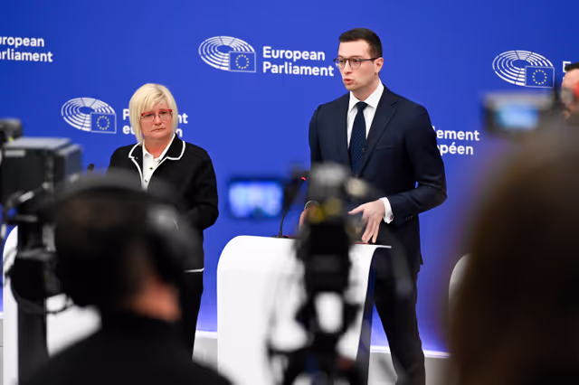 Fotografi 2: Press briefing Patriots for Europe