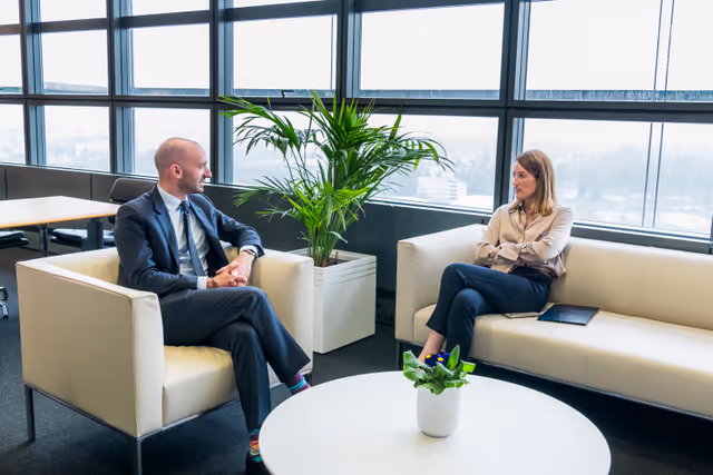 Zdjęcie 2: Roberta METSOLA, EP President meets with Benjamin HADDAD, Minister Delegate for Europe of France