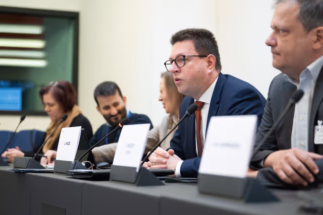 Foto 28: Minority Intergroup