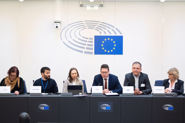 Foto 27: Minority Intergroup