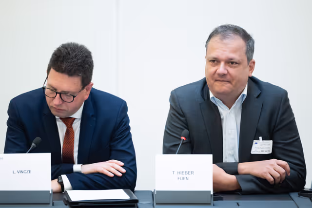 Foto 15: Minority Intergroup