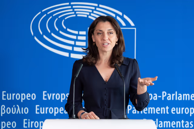 Photo 15 : HOUS - Affordable Housing - addressing the housing crisis in the European Union - Press point