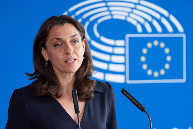 Photo 12 : HOUS - Affordable Housing - addressing the housing crisis in the European Union - Press point