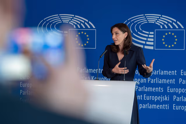 Photo 2 : HOUS - Affordable Housing - addressing the housing crisis in the European Union - Press point