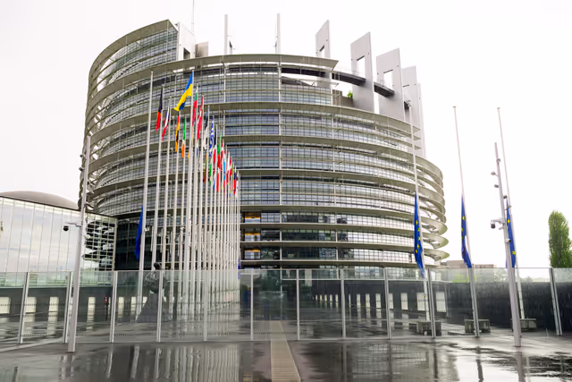 Fotografie 15: EU flag at half mast at the EP buidings in Brussels and Strasbourg for the death of Pope Francis.