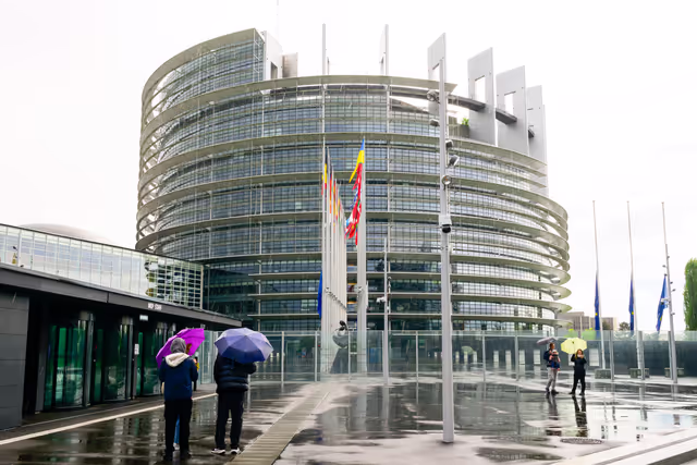 Fotografie 14: EU flag at half mast at the EP buidings in Brussels and Strasbourg for the death of Pope Francis.
