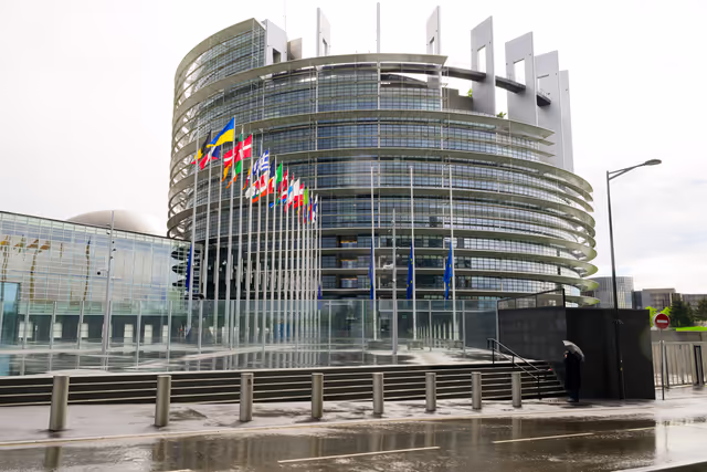 Fotografie 13: EU flag at half mast at the EP buidings in Brussels and Strasbourg for the death of Pope Francis.