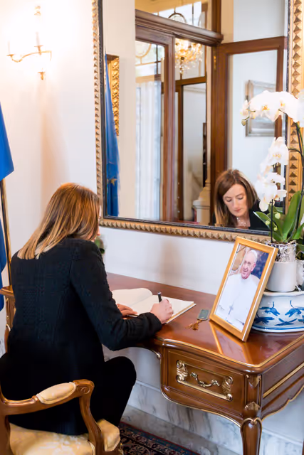 Foto 2: Roberta METSOLA, EP President writes in the condolences book of Pope Francis at the Apostolic Nunciature to the European Union in Brussels