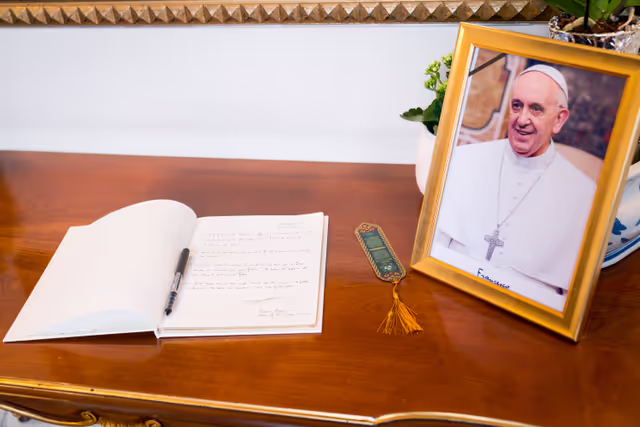 Foto 4: Roberta METSOLA, EP President writes in the condolences book of Pope Francis at the Apostolic Nunciature to the European Union in Brussels
