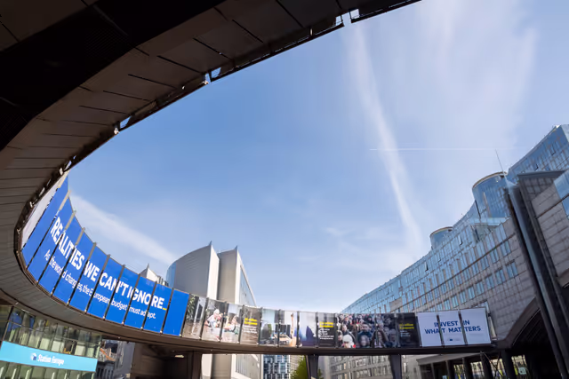 Photo 19: Outside view of the EP headquarters in Brussels - Change of Skywalk – EU long-term budget campaign