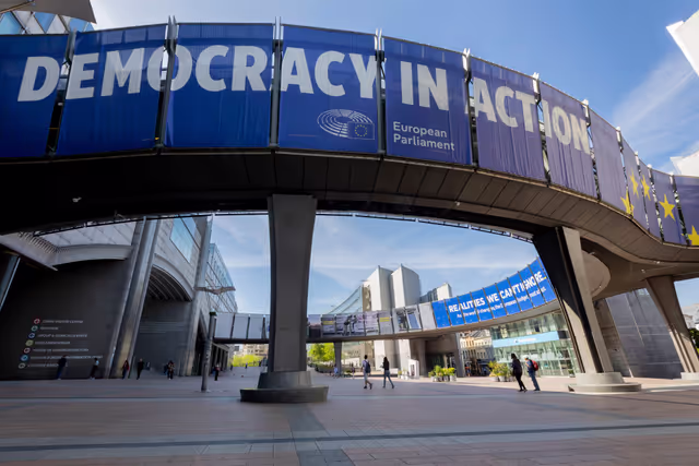 Photo 3: Outside view of the EP headquarters in Brussels - Change of Skywalk – EU long-term budget campaign