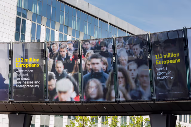 Photo 6: Outside view of the EP headquarters in Brussels - Change of Skywalk – EU long-term budget campaign