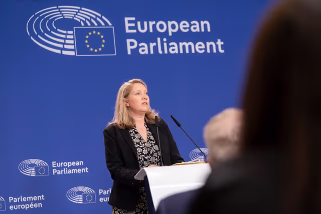 Photo 16: Pre-session briefing