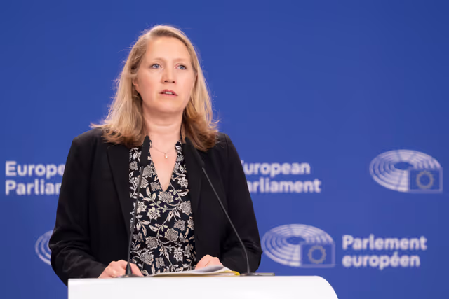 Photo 17: Pre-session briefing