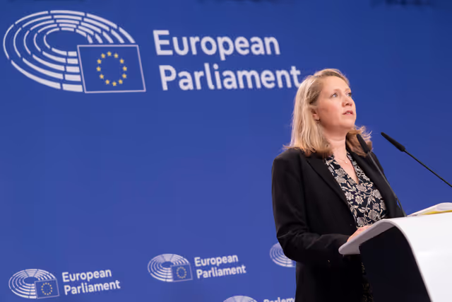 Photo 15: Pre-session briefing